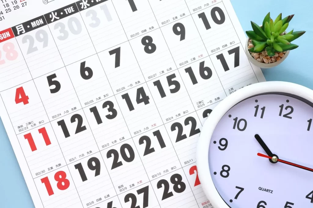 PCB規制への対応期限が迫っていることを示すカレンダーと時計の写真。早急な手続きが必要であることを表現