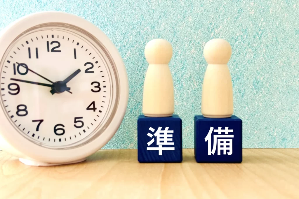 家庭でできる停電対策の事前準備をイメージした、時計と「準備」の文字ブロックの写真。災害停電に備えるための早めの対策を示す。
