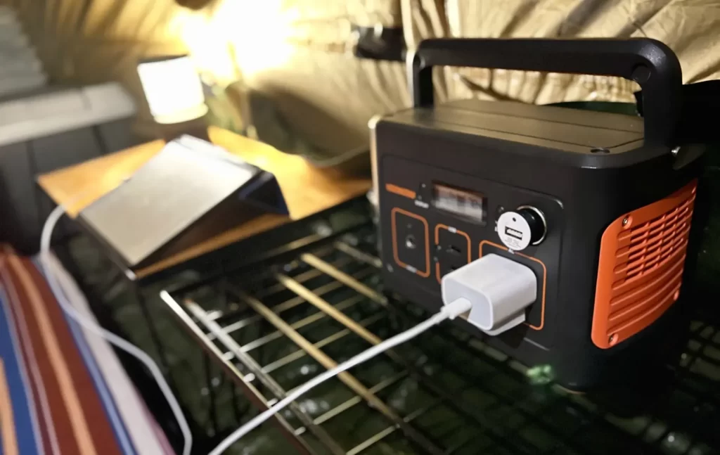 ポータブル電源でタブレットを充電している様子。停電時に役立つ非常用電源の種類と選び方を伝えるイメージ写真。